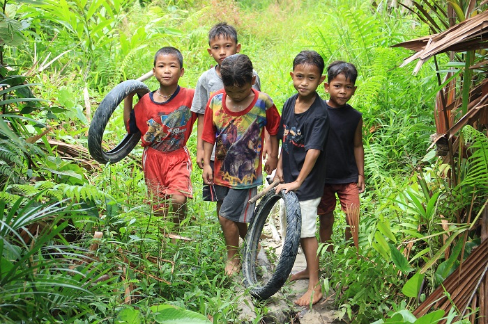 Discarded goods are reinvented for play. (Photo: Rian Alfianda)