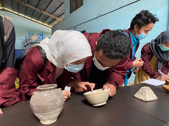 Students inspecting shipwreck artefacts at a Ministry of Marine Affairs and Fisheries warehouse in Cileungsi / Zainab Tahir